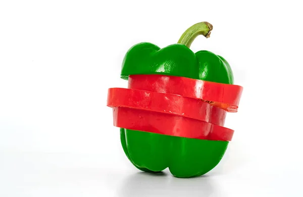 Sliced Wet Red Green Pepper Bell Pepper White Background Slice — Stock Photo, Image