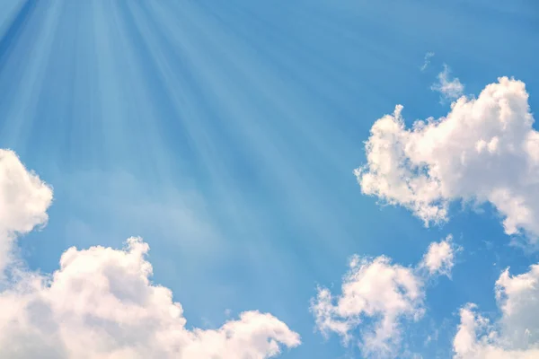 Espaço Branco Belo Céu Verão Com Feixes Luz Cima Espaço — Fotografia de Stock