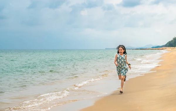 Азиатская Девочка Бегает Красивому Пляжу Улыбается Черные Длинные Волосы Лет — стоковое фото