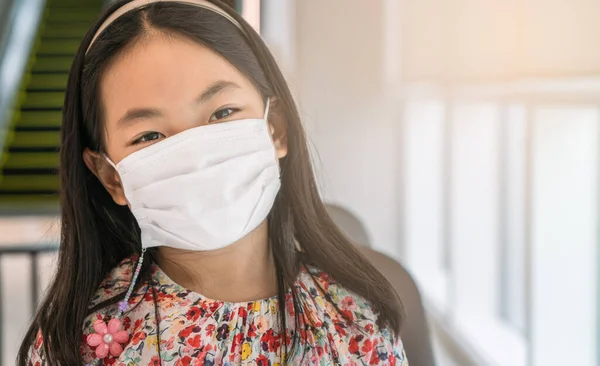 Menina Asiática Vestindo Uma Máscara Médica Para Proteger Surto Vírus — Fotografia de Stock