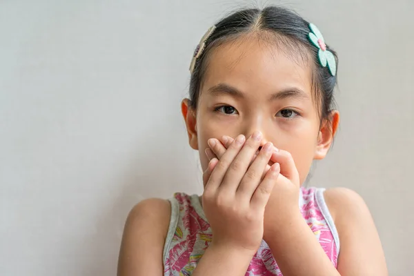 Közelkép Egy Ázsiai Kislányról Fekete Hosszú Hajjal Aki Két Kézzel Stock Kép