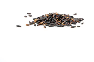 Beyaz zemin üzerinde küçük siyah glutinous pirinç yığını, düşük görüşlü siyah glutinous pirinç yığını.