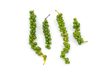 Beyaz zemin üzerindeki organik taze biberlerin izole edilmiş düz görüntüsü, yeşil renk, görüntüyü kapat.