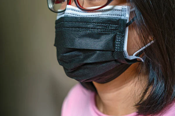 Feche Duas Máscaras Médicas Rosto Uma Mulher Asiática Conceito Para — Fotografia de Stock