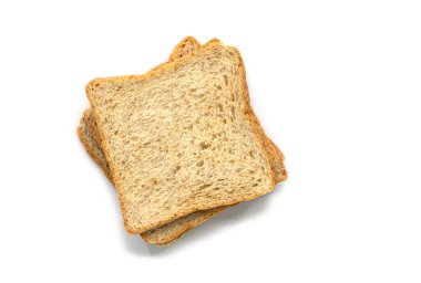 Beyaz zemin üzerinde dilimlenmiş tam buğday ekmeği, istiflenmiş buğday ekmeğinin düz görüntüsü, üst görünüm.