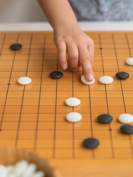 Criança Mão Jogar Jogo Tabuleiro Pedras Brancas Pretas Jogo Tabuleiro — Fotografia de Stock