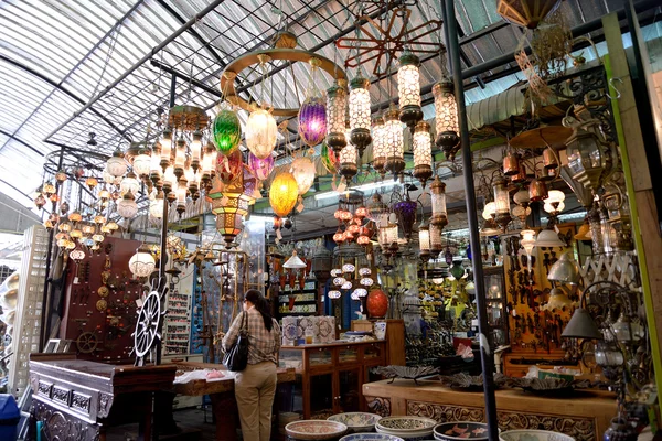 Old lamp for sale at Jatujak Market, Bangkok, Thailand — Stock Photo, Image