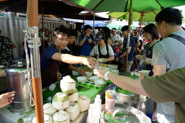 Jatujak 市場、バンコク、タイのココナッツ — ストック写真