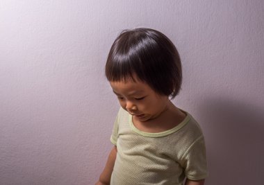 yürümeye başlayan çocuk kız