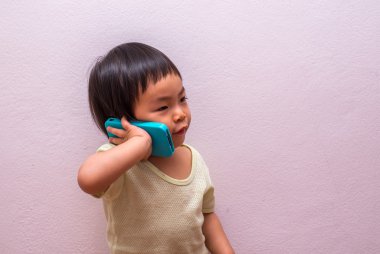 yürümeye başlayan çocuk kız ve cep telefonu