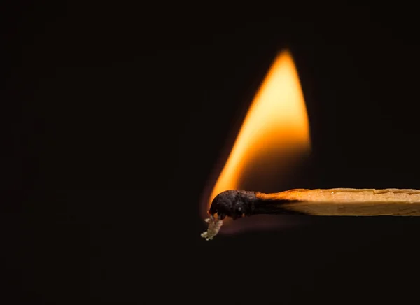 matchsticksKızın elinde bir kulağı ile dinliyor