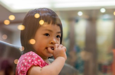 Asya yürümeye başlayan çocuk kız