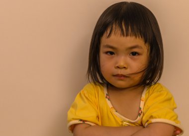 Asya yürümeye başlayan çocuk kız