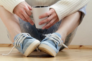 spor ayakkabı uzun bacaklar dinlenmek içecek bir fincan keyfini çıkarabilirsiniz