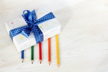 Renkli kalemler ile çizilmiş sürpriz