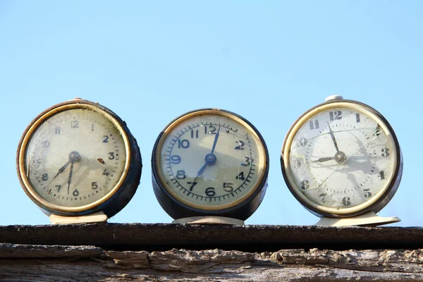 Roto pasado el viejo reloj — Foto de Stock