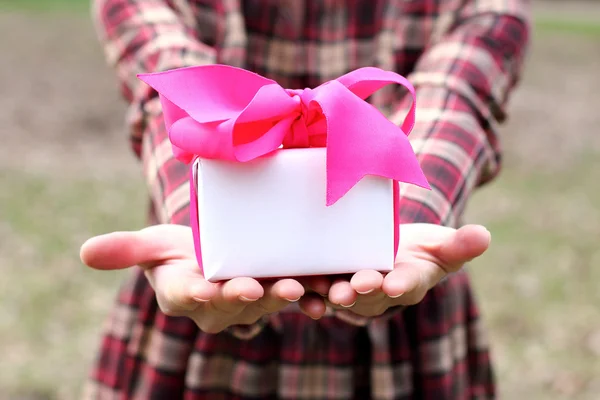 Gift in the hands — Stock Photo, Image