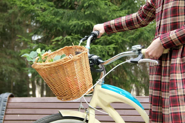 Fahrrad fahren, um die Erdbeerbüsche zu landen — Stockfoto