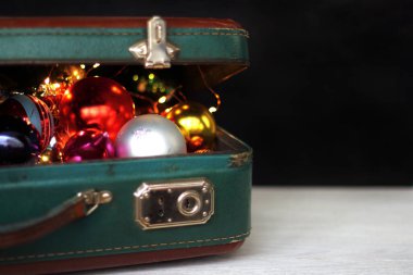 Bayram süslemeleri koyu bir arka planda bavulda / yetişkinler için oyuncaklar