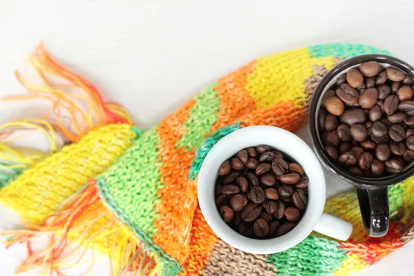 Grãos Café Uma Xícara Envolta Cachecol Outono Aquecimento Bebida Natural — Fotografia de Stock