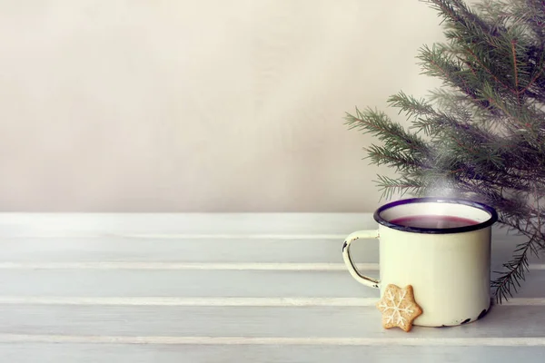 Retro Iron Mug Mulled Wine Stands Table Christmas Tree Hot — Stock Photo, Image