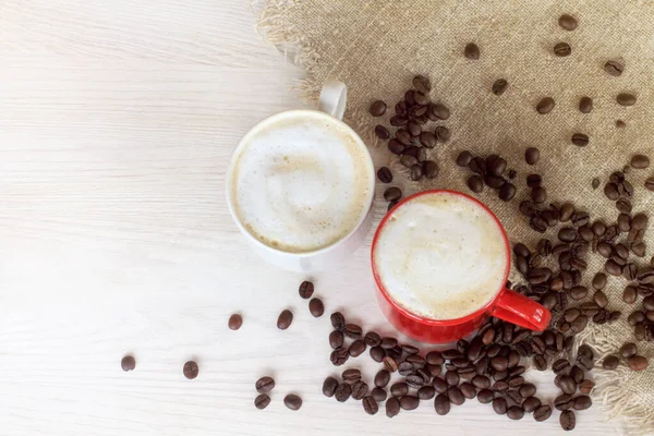 Xícara Caneca Cappuccino Espumoso Cercado Por Grãos Café Torrados Vista — Fotografia de Stock