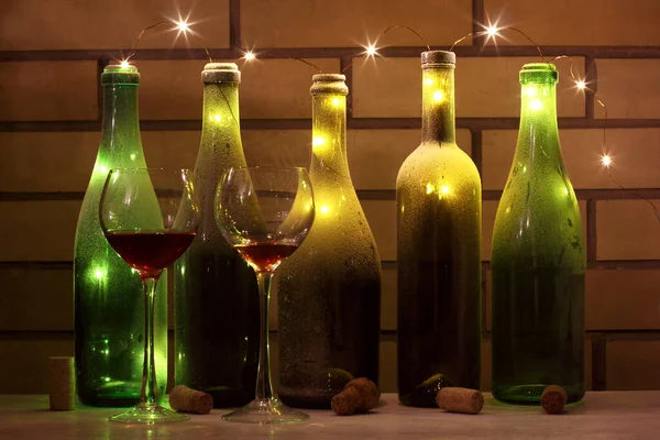 Två Glas Rött Vin Och Fem Tomma Dammiga Retro Flaskor — Stockfoto