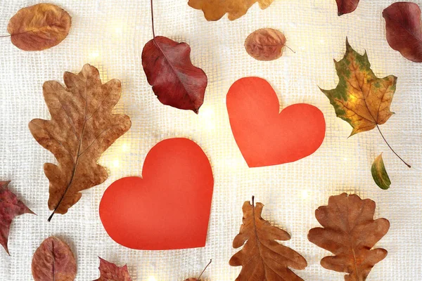 Два Красных Сердца Окружении Осенних Листьев Подсветкой Гирлянд Любимое Время — стоковое фото