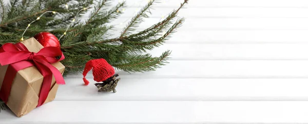 Gift Box Bow Pine Cone Red Cap Background Christmas Tree — Zdjęcie stockowe