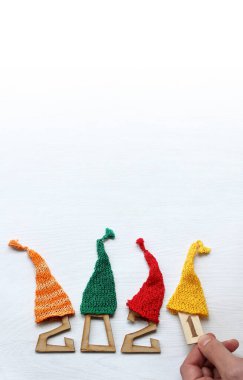 Açık yüzey manzarası üzerinde renkli örülmüş kapaklı sayılar olan tahta plaklar. ekle artı bir