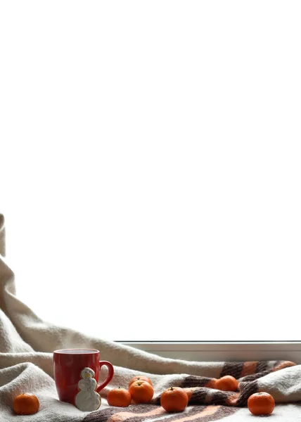 Mandarynki Kratę Rudego Bałwana Czerwony Kubek Rozgrzewającym Drinkiem Tle Białego — Zdjęcie stockowe