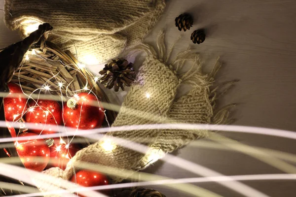 Panier Osier Avec Boules Noël Rouges Écharpe Mitaines Tricotées Guirlande — Photo