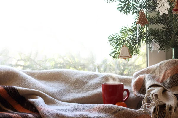 Red Mug Hot Drink Blanket Background Festive Christmas Tree Window — Stock Photo, Image