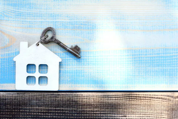 Instalación Llave Casa Sobre Fondo Madera Con Resplandor Del Sol — Foto de Stock