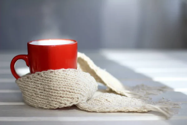 Tasse Rouge Boisson Chaude Foulard Tricoté Sur Une Table Chaleureux — Photo