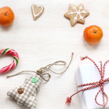 Masadaki farklı öğeler / Kış tatili için tebrikler