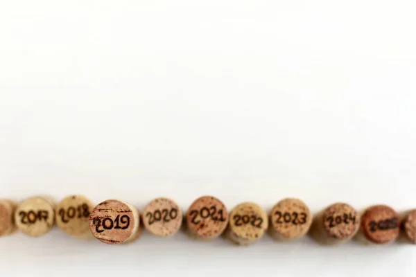 编号2019的葡萄酒塞子上升到前景 与其他产品不同 — 图库照片
