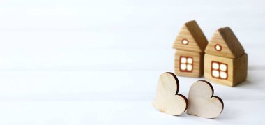 İki evin arka planında iki kalp var. Aşk ve dostluk