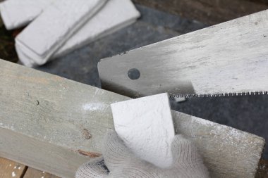 Tırtıklı bir dosyayla dekoratif fayanslar kesiyorum. iç dekorasyon çalışmaları