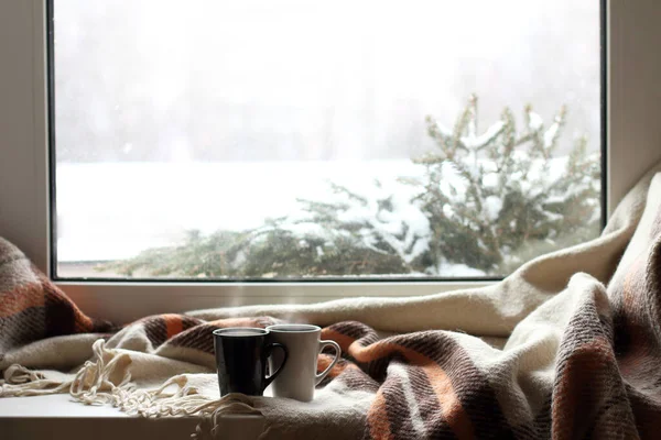 Vita Och Svarta Kaffemuggar Med Filt Framför Ett Fönster Med — Stockfoto