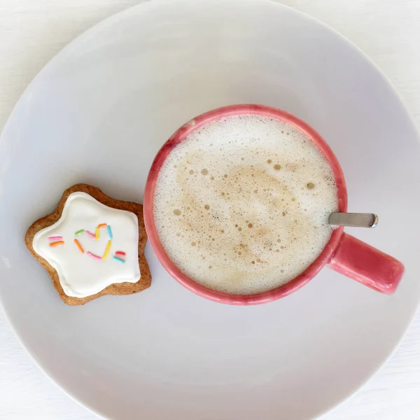 赤いマグカップと泡のカプチーノとクッキーの星の形をしたハート トップビューで飾られています 甘いデザートでコーヒーを温め — ストック写真