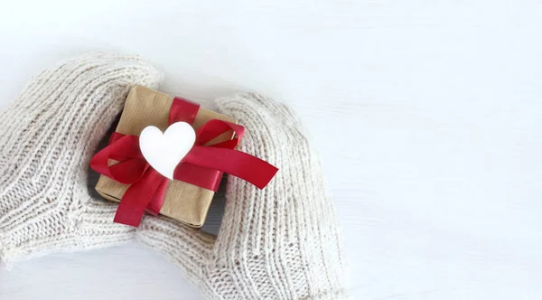 Símbolo Del Corazón Regalo Con Una Cinta Roja Las Manos — Foto de Stock