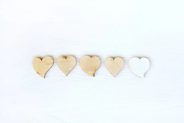 Four Unpainted One White Heart Symbol Table Top View Rating — Stock Photo, Image