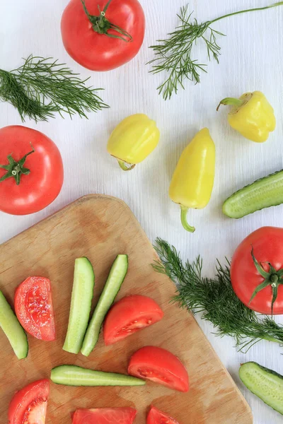 Czerwone Pomidory Zielone Plasterki Ogórka Żółta Papryka Gałązki Pietruszki Drewnianej — Zdjęcie stockowe