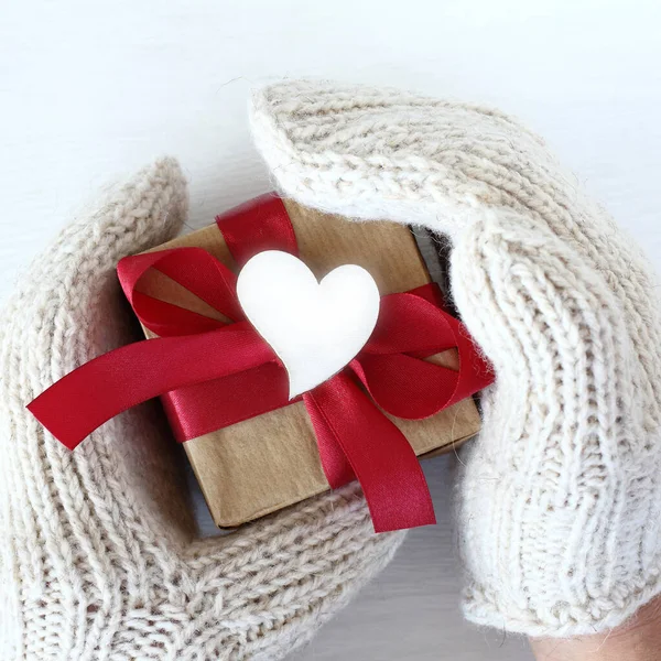 Hands Knitted Mittens Hold Gift Decorated Heart Symbol Surprise Warm — Stock Photo, Image