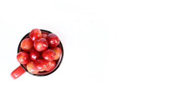 Kırmızı bardak kiraz dolu arka plan manzaralı. Yaz yazıları için yer