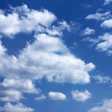 Mavi gökyüzüne karşı garip bulutlar. ejderha veya hayal gücü