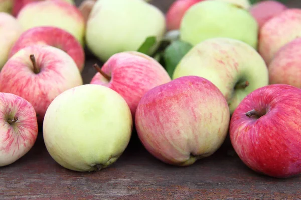 Maçãs Cor Verde Rosa Vermelha Uma Mesa Velha Jardim Outono — Fotografia de Stock