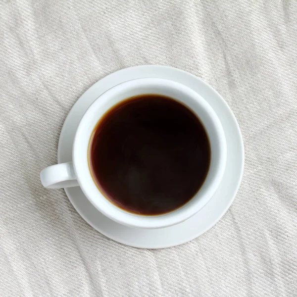 Café Preto Uma Xícara Com Pires Uma Toalha Mesa Vista — Fotografia de Stock