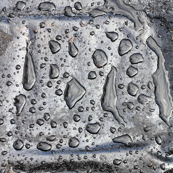 雨の後暗い光沢のある油性の表面に水の大きな滴 抽象的なぬれた質感 — ストック写真